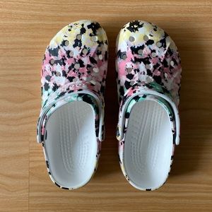 Like-New Tie-Dye Crocs